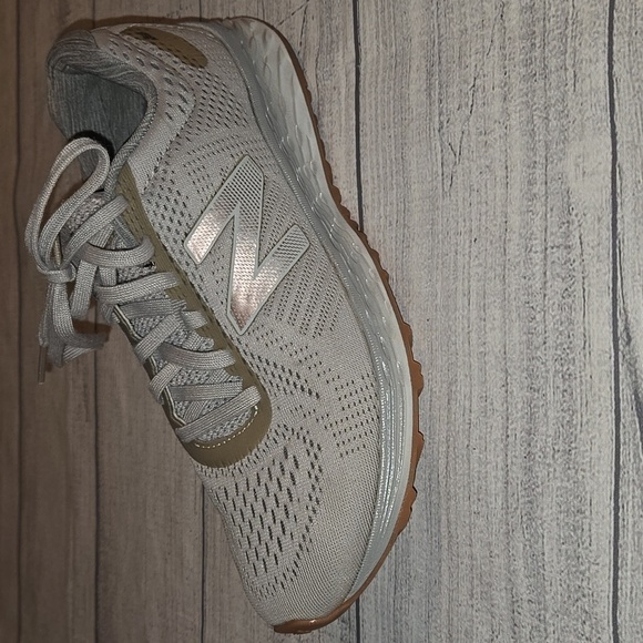 New Balance Women's Fresh Foam Arishi Running Shoes Gray/White/Tan Size 7.5 - Picture 1 of 12